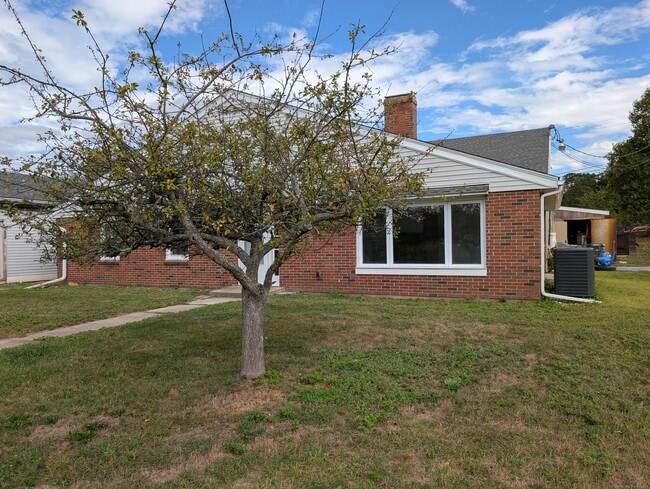 344 E Main St in Clinton, CT - Building Photo - Building Photo