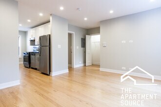 520 W Cornelia Ave, Unit 210 in Chicago, IL - Foto de edificio - Building Photo