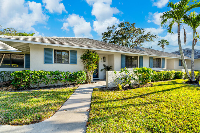 913 Club Dr in Palm Beach Gardens, FL - Building Photo - Building Photo