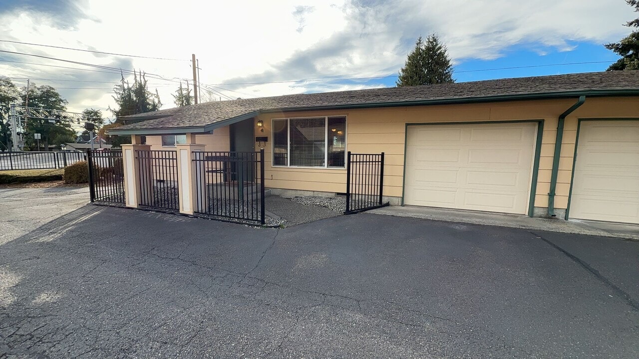 1121 W Stewart Ave in Puyallup, WA - Building Photo