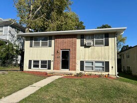 510 S Clayton St in Bloomington, IL - Building Photo