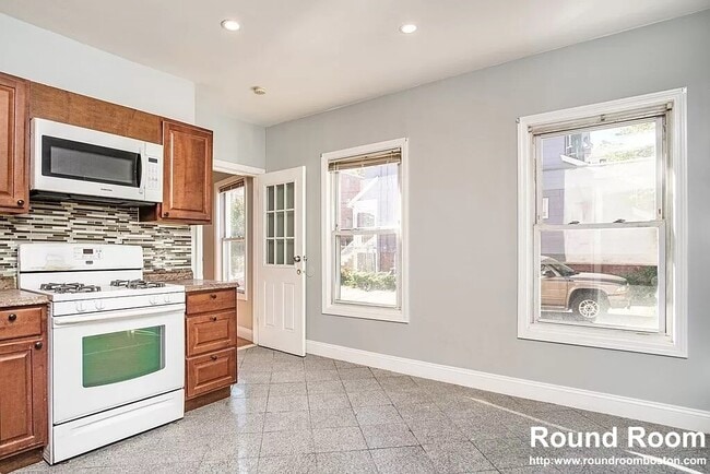 28 Moreland St, Unit 1 in Somerville, MA - Foto de edificio - Building Photo