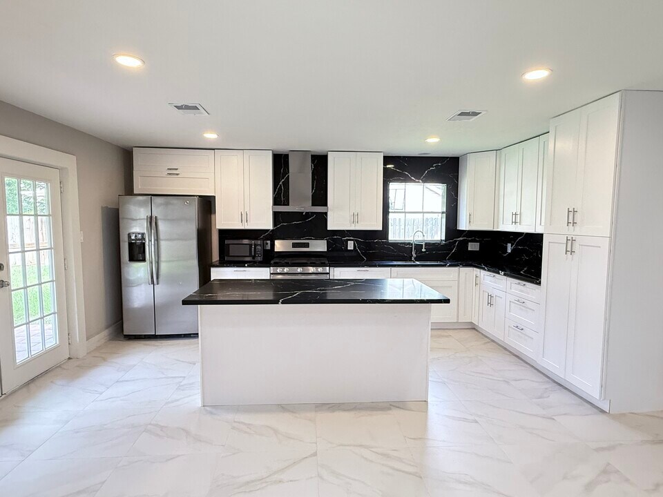 4006 Cedar Ridge Ct in Houston, TX - Building Photo