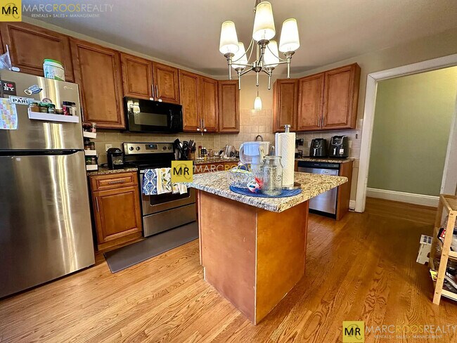 184 Saint Paul St, Unit 1 in Brookline, MA - Building Photo - Building Photo