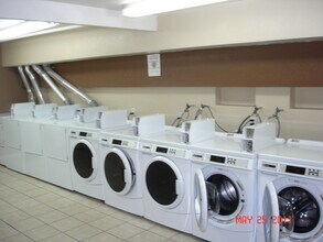 2333 Mira Vista Ave in Montrose, CA - Building Photo - Building Photo