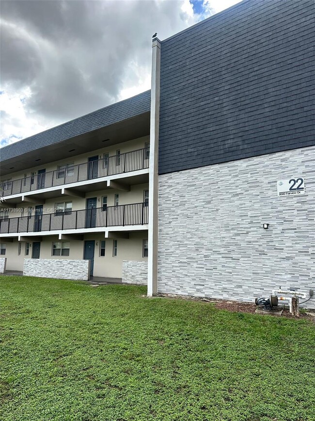 8000 Fairview Dr in Tamarac, FL - Building Photo - Building Photo