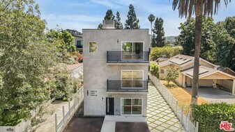 10828 Hesby St in Los Angeles, CA - Building Photo