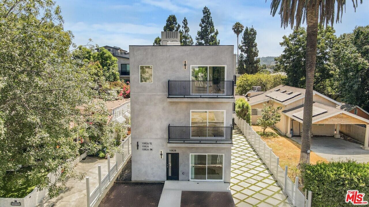 10828 Hesby St in Los Angeles, CA - Building Photo