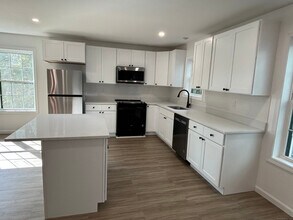 38 Golden Hill St in Milford, CT - Building Photo - Building Photo