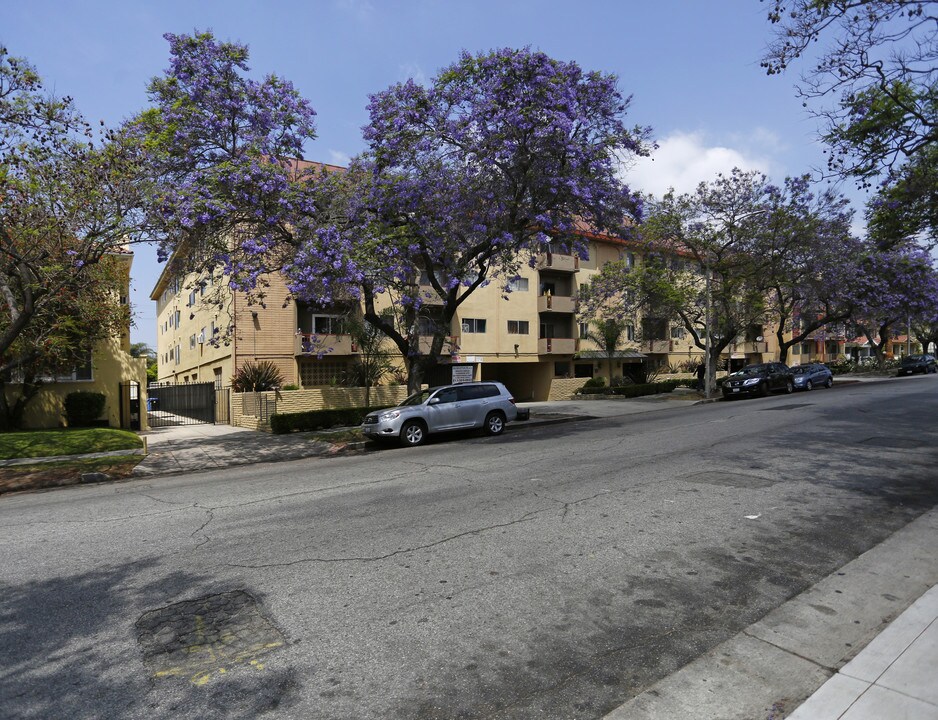 Manhattan Plaza Apartments in Los Angeles, CA - Building Photo