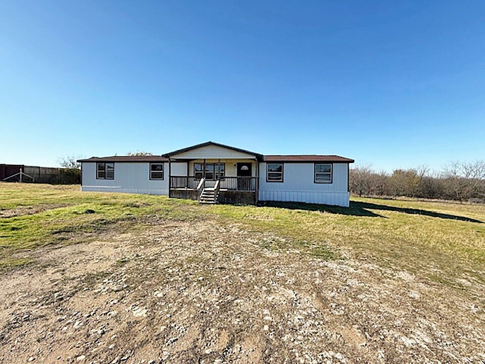 348 Coyote Trail in Rhome, TX - Building Photo