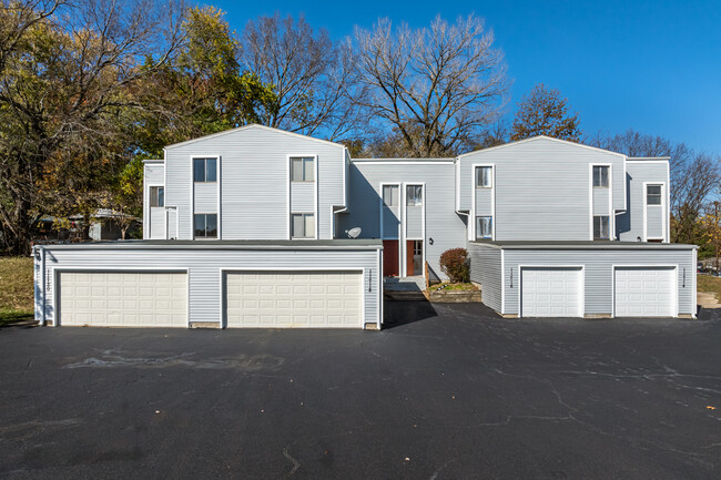 Grand Vue Townhomes in Kansas City, MO - Building Photo - Building Photo