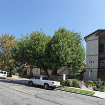 536 E Cypress Ave in Burbank, CA - Building Photo