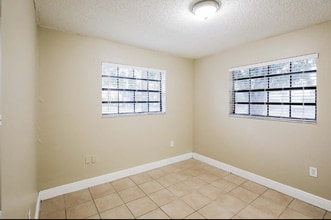 20018 W Oakmont Cir in Hialeah, FL - Building Photo - Building Photo