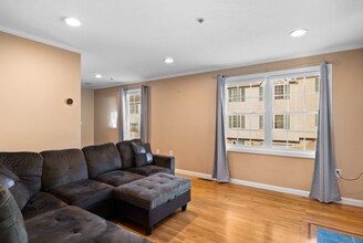 995 Trapelo Rd in Waltham, MA - Foto de edificio - Building Photo