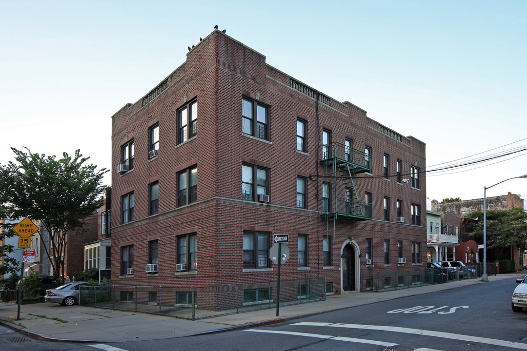 18-02 Astoria Park S in Long Island City, NY - Building Photo