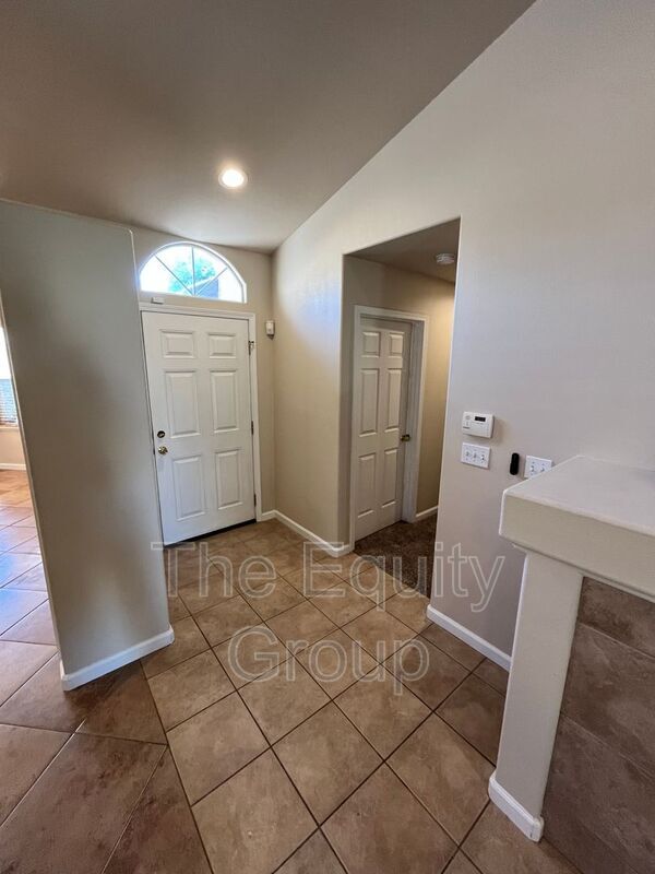 1422 E Mesa Ct in Visalia, CA - Foto de edificio - Building Photo