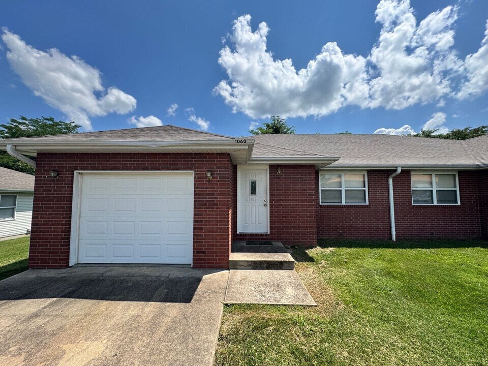 1060 Lake Dr in Lebanon, MO - Building Photo