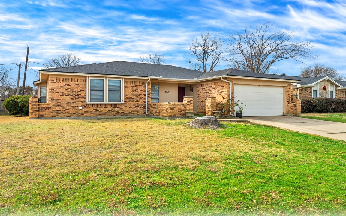 2321 Parkside Dr in Grand Prairie, TX - Building Photo