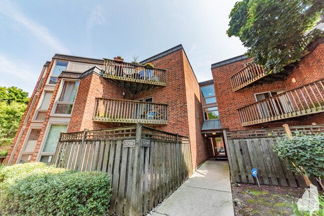 property at 2036 N Larrabee St