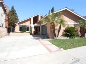 22431 Rippling Brook in Lake Forest, CA - Building Photo