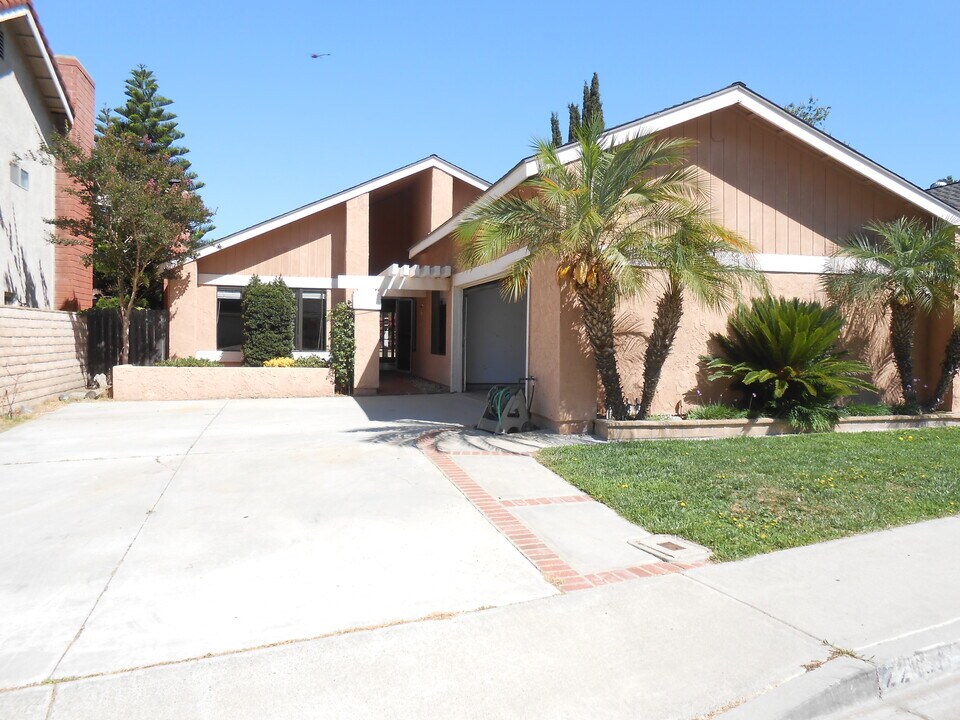 22431 Rippling Brook in Lake Forest, CA - Building Photo