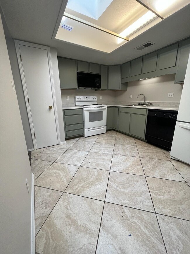 property at 805 Country Club Dr SE