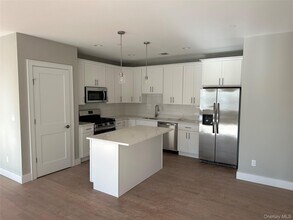 400 Oak St in Copiague, NY - Building Photo - Building Photo