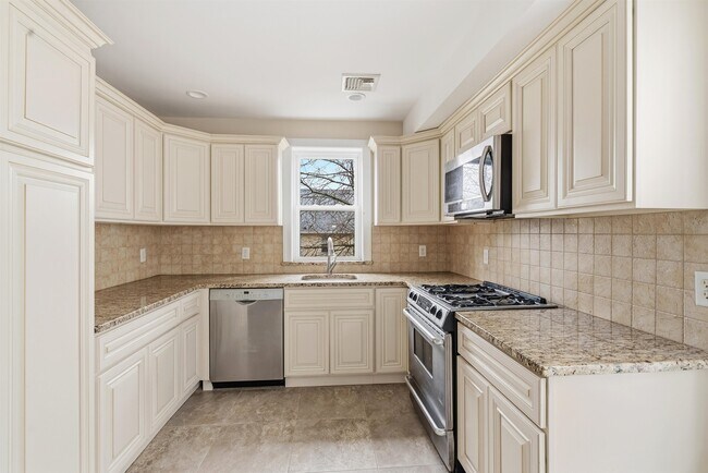 168 Woodside Ave in Ridgewood, NJ - Building Photo - Building Photo