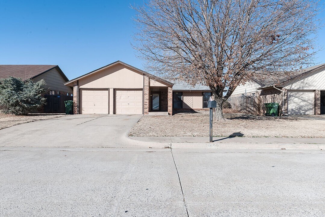 325 Chickasaw Ln in Yukon, OK - Building Photo