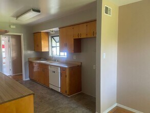 561 Cottonwood St in Vacaville, CA - Foto de edificio - Building Photo