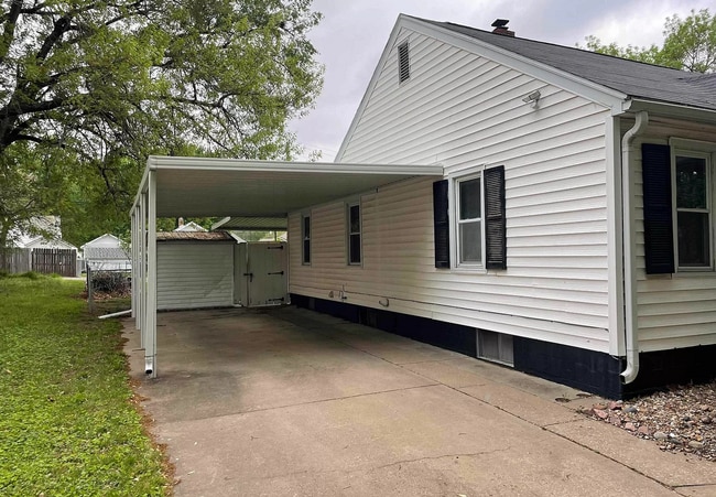 819 NE Michigan Ave in Topeka, KS - Building Photo - Building Photo