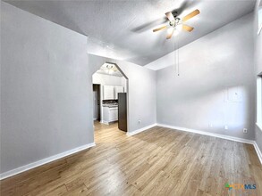 1108 W McCarty Ln in San Marcos, TX - Building Photo - Building Photo