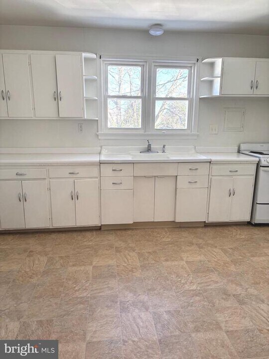 56 Linwood Ave in Monroe, NJ - Building Photo