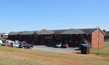 Cedar Ridge Apartments in Winston-Salem, NC - Building Photo - Building Photo