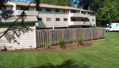 Edgewood Manor in Tigard, OR - Building Photo - Building Photo