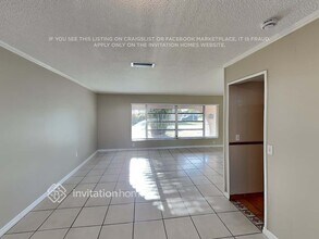 1041 NW 89th Terrace in Pembroke Pines, FL - Foto de edificio - Building Photo