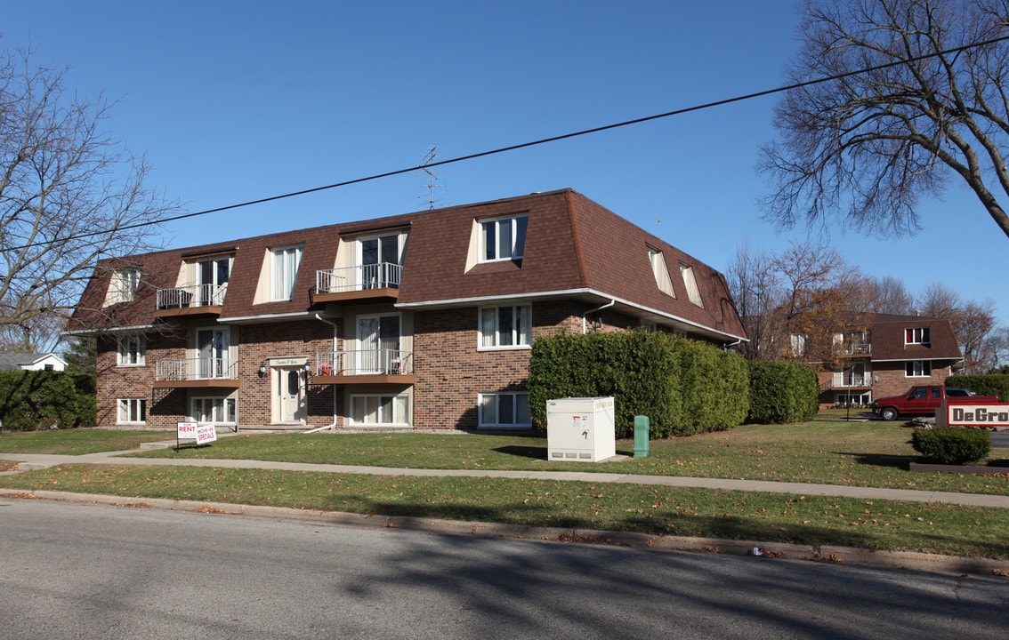 DeGroff Apartments in Grand Ledge, MI - Foto de edificio