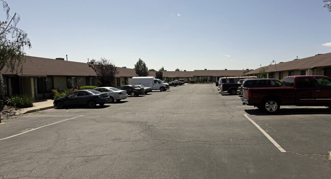 Sycamore Court Apartments in Highland, CA - Foto de edificio - Building Photo