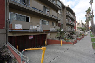 Silver Towers Apartments in Los Angeles, CA - Building Photo - Building Photo