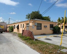 504 NE 3rd St in Hallandale Beach, FL - Foto de edificio - Building Photo