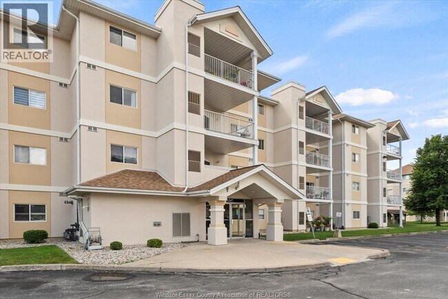 1547 Grand Marais Rd W in Windsor, ON - Building Photo - Building Photo