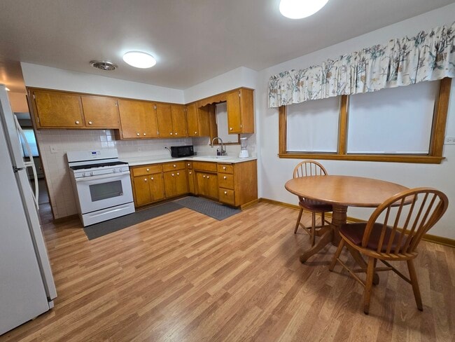 7124 W Jarvis Ave in Niles, IL - Building Photo - Building Photo