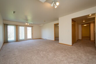 8 Redtail Ct in Coralville, IA - Building Photo - Building Photo