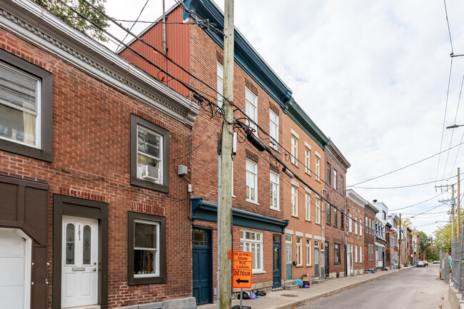 145 Des Commissaires Rue E in Québec, QC - Building Photo - Primary Photo