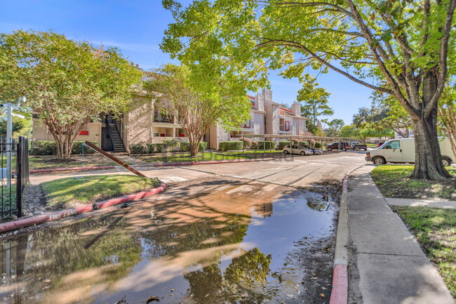 10855 Meadowglen Ln in Houston, TX - Building Photo - Building Photo