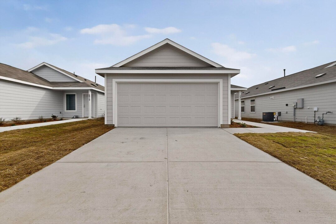 2921 Hearts Trl in Crandall, TX - Building Photo