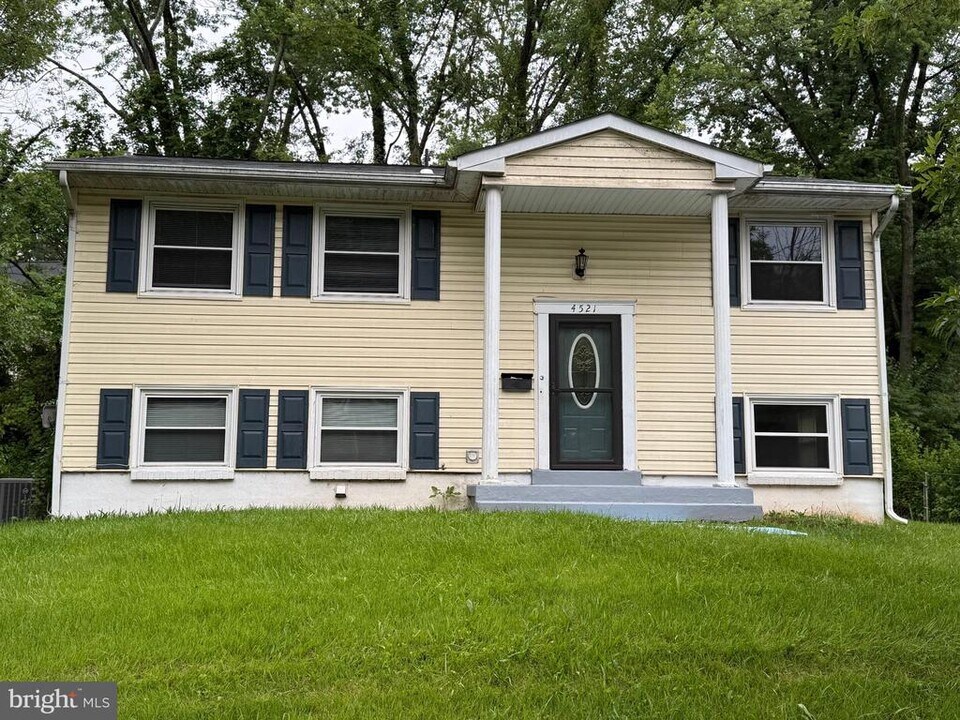 4521 Edinburg Dr in Woodbridge, VA - Building Photo