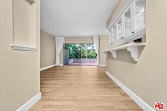 1131 Alta Loma Rd in West Hollywood, CA - Foto de edificio - Building Photo