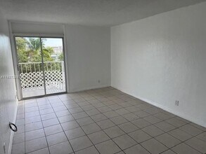 4550 NW 9th St, Unit 416E in Miami, FL - Building Photo - Building Photo